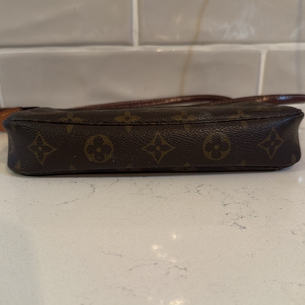 Louis Vuitton Monogram Pochette - Picture 4 of 9